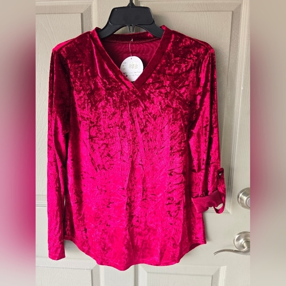 Crystal Boutique Crushed Velvety Blouse Sz M Red Roll Tab Sleeve V Neck New - Picture 4 of 11